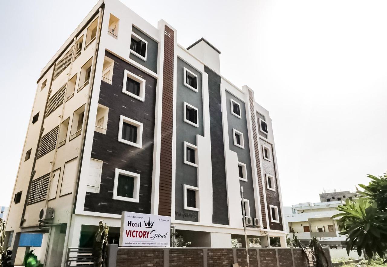 Oyo Victory Grand Hotel Tadepalle Kültér fotó